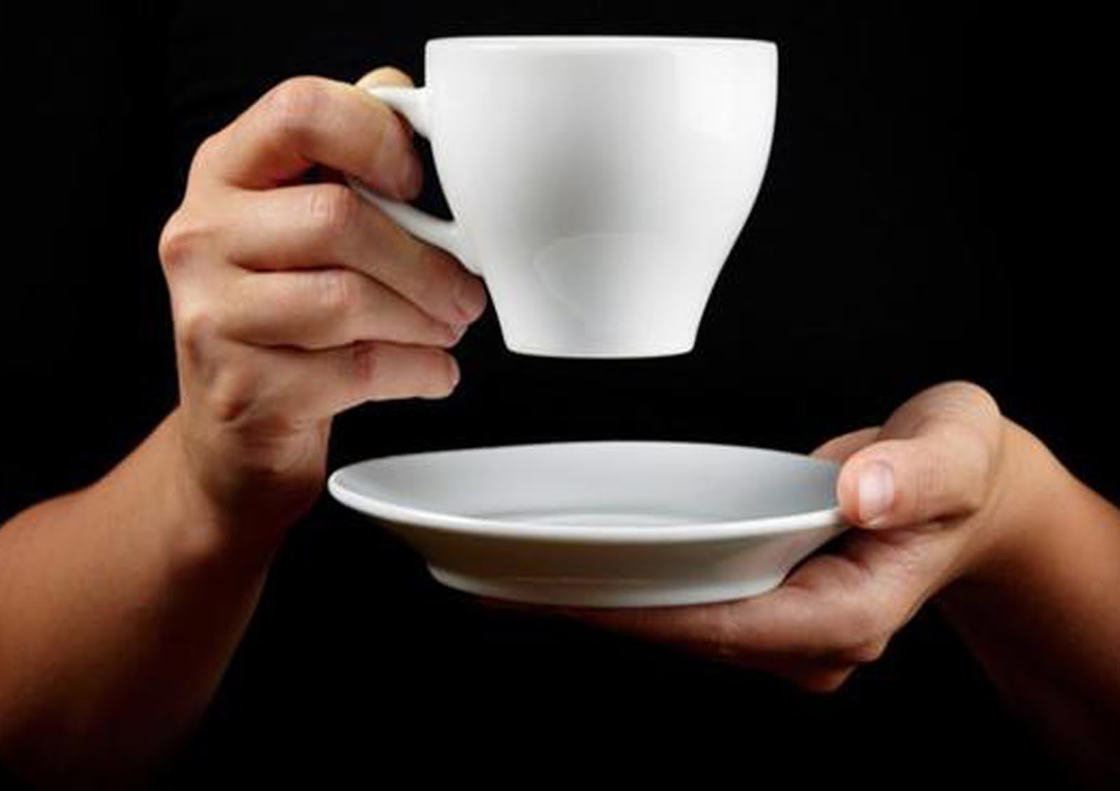 Разве можно быть такой размазней чашка стоит. Чашка в руках. Держит чашку. Кружка рука. Чашка и блюдце в руках.