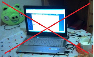 bermain laptop di atas kasur