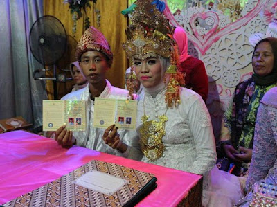 Pasangan SMP menjalin pernikahan