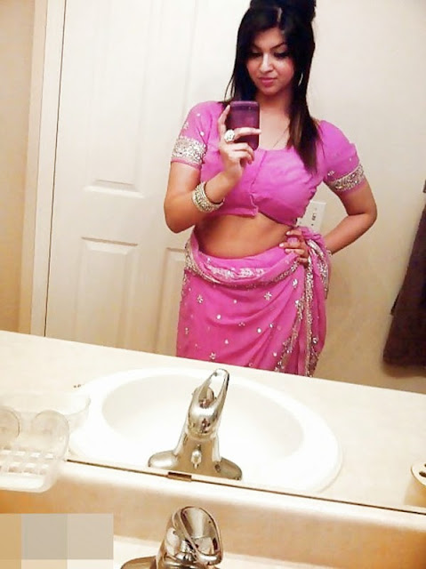 sexy-indian-bhabhi-in-saree-selfie