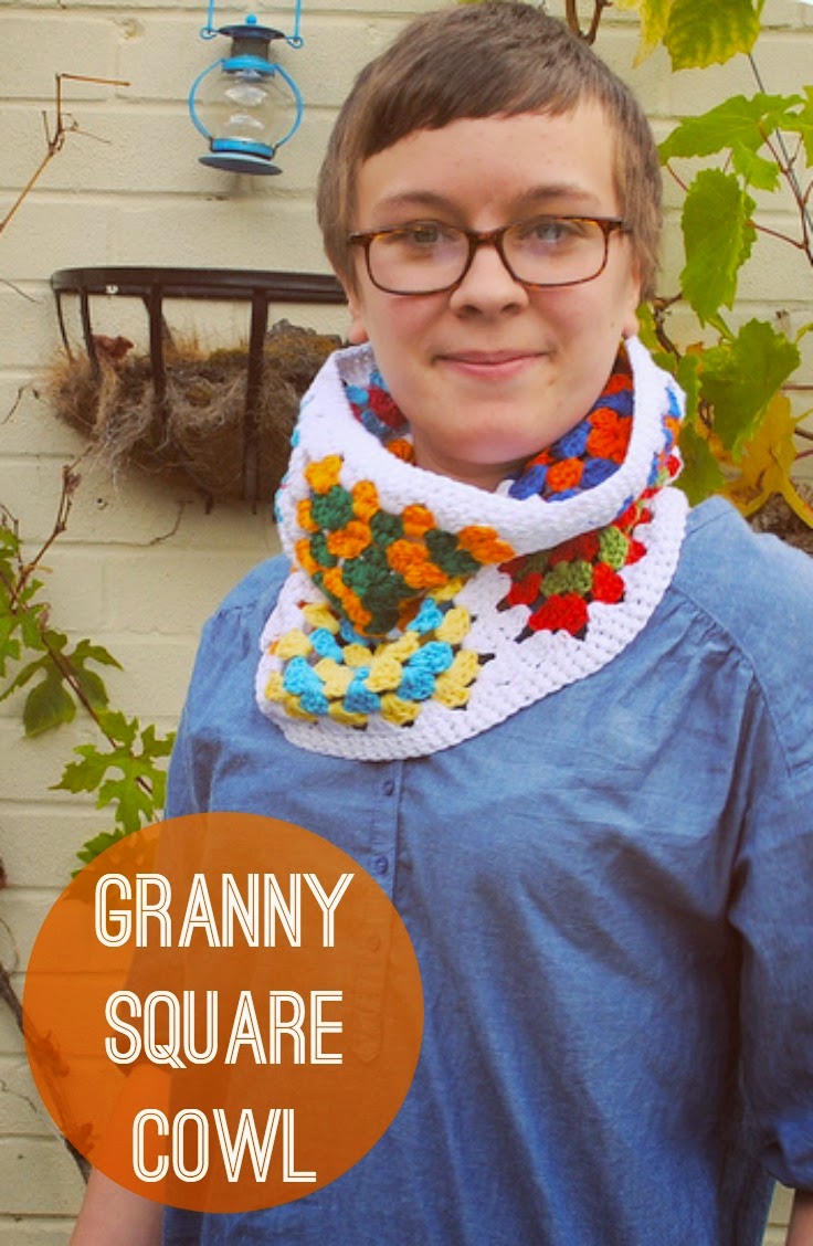 Quick and easy granny square cowl free crochet pattern.
