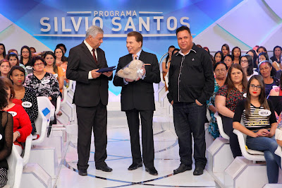 Silvio Santos recebe moção e urso de pelúcia - Crédito da foto: Lourival Ribeiro/SBT Silvio Santos recebe moção e urso de pelúcia - Crédito da foto: Lourival Ribeiro/SBT