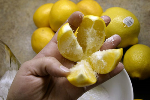 Cortar 1 limón en 4 piezas, poner un poco de sal en ella y la puso en el medio de la cocina: Este truco cambiará su vida! Cortar 1 limón en 4 piezas, poner un poco de sal en ella y la puso en el medio de la cocina: Este truco cambiará su vida!