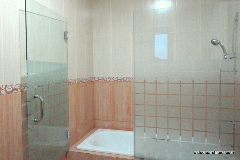 a Mengintip sebuah kamar mandi bathub dengan penutup a Mengintip sebuah kamar mandi bathub dengan penutup