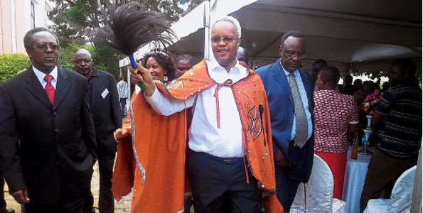 CCM Kumtosa Lowassa Urais 2015 , Kumzawadia Uwaziri Mkuu Kumpoza