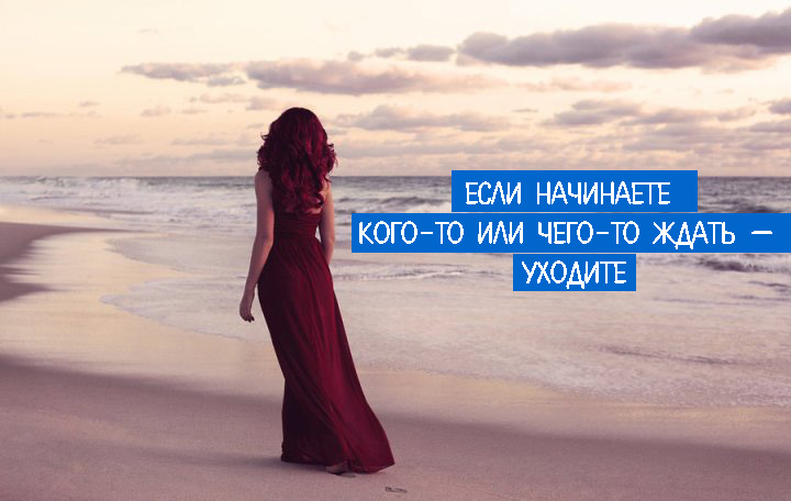 нужно уходить от людей. одинокая женщина у моря. уходящая девушка. красивая девушка уходит. девушка бежит по мосту.