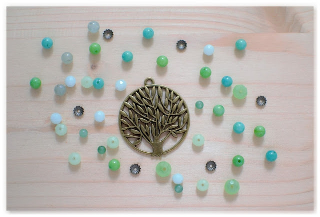 pendentif arbre de vie et perles vertes et turquoise en jade et verre