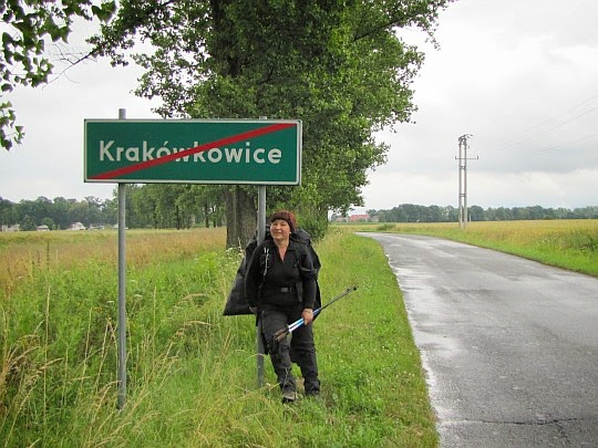 Wyjście z przysiółka Krakówkowice. Przed nami widać zabudowania Piotrowic Nyskich. Wyjście z przysiółka Krakówkowice. Przed nami widać zabudowania Piotrowic Nyskich.
