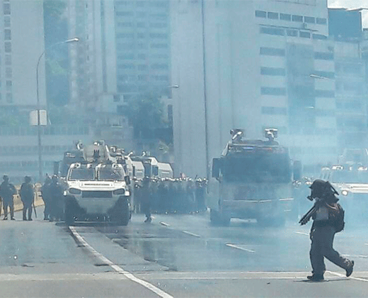 #29May Comenzó la represión contra manifestantes que marchan hacia la Defensoría del Pueblo (+Videos)