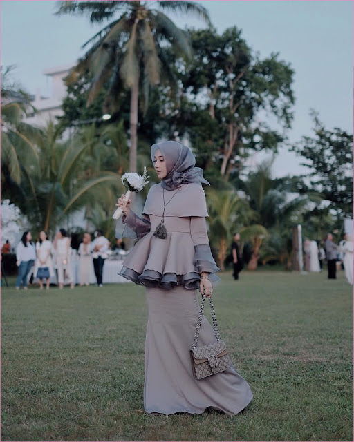 Outfit Baju Bridesmaid Berhijab Ala Selebgram 2018 kebaya kain satin abu kerudung segiempat hijab square organza abu tua ciput rajut high heels slingbags coklat ootd outfit kondangan trendy bunga buket putih kalung bulu Outfit Baju Bridesmaid Berhijab Ala Selebgram 2018 kebaya kain satin abu kerudung segiempat hijab square organza abu tua ciput rajut high heels slingbags coklat ootd outfit kondangan trendy bunga buket putih kalung bulu