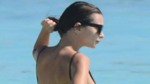 Emily Ratajkowski Pillada Haciendo Topless En Playas Mexicanas