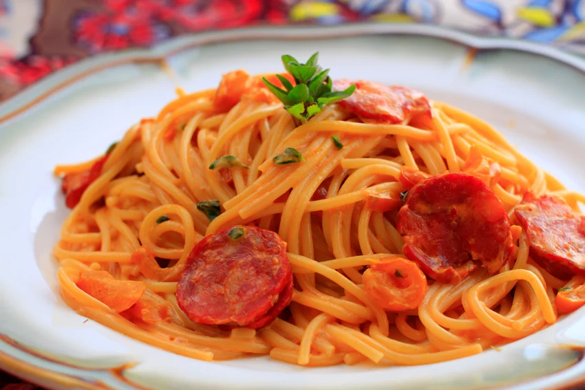 Spaghetti z oregano, kiełbasą pikantną i papryką