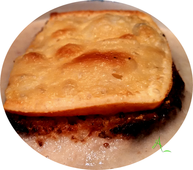 Posez une tranche de baguette gratinée au fromage dans chaque bol et servez aussitôt