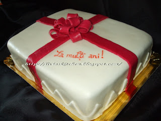 Tort cadou cu funda rosie