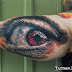 Olhos tatuados no braço