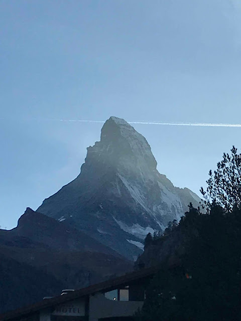 スイスのツェルマットの町から見たマッターホルン