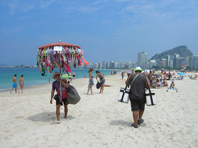 Vendedores en Playa Copacabana, Rio de Janeiro, Brasil, La vuelta al mundo de Asun y Ricardo, round the world, mundoporlibre.com