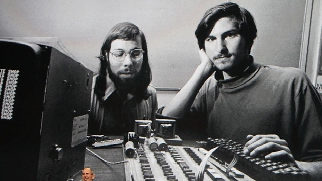 Siete frases inspiradoras de Steve Jobs Steve Jobs junto a Steve Wozniak en los inicios de la empresa