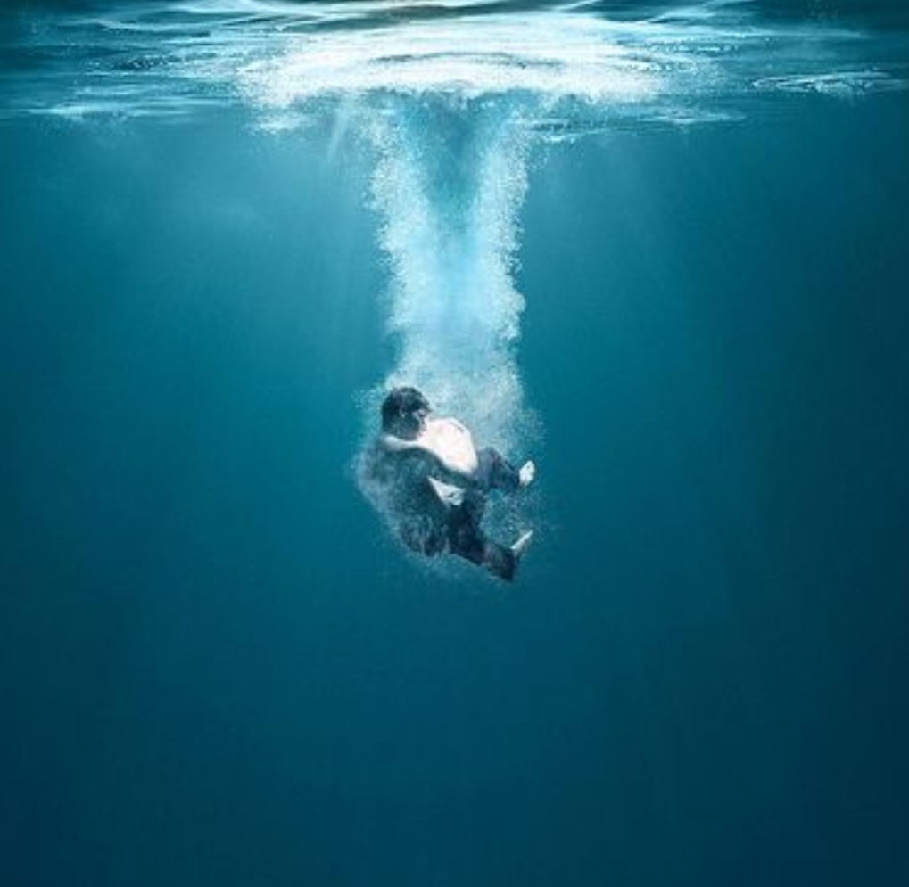 Вода падает в океане. Человек, падающий втводу. Человек падает в воду. Падающая вода. Человек тонет в воде.