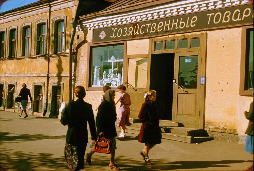 46 Color Photos That Document Everyday Life of Moscow in the 1950s