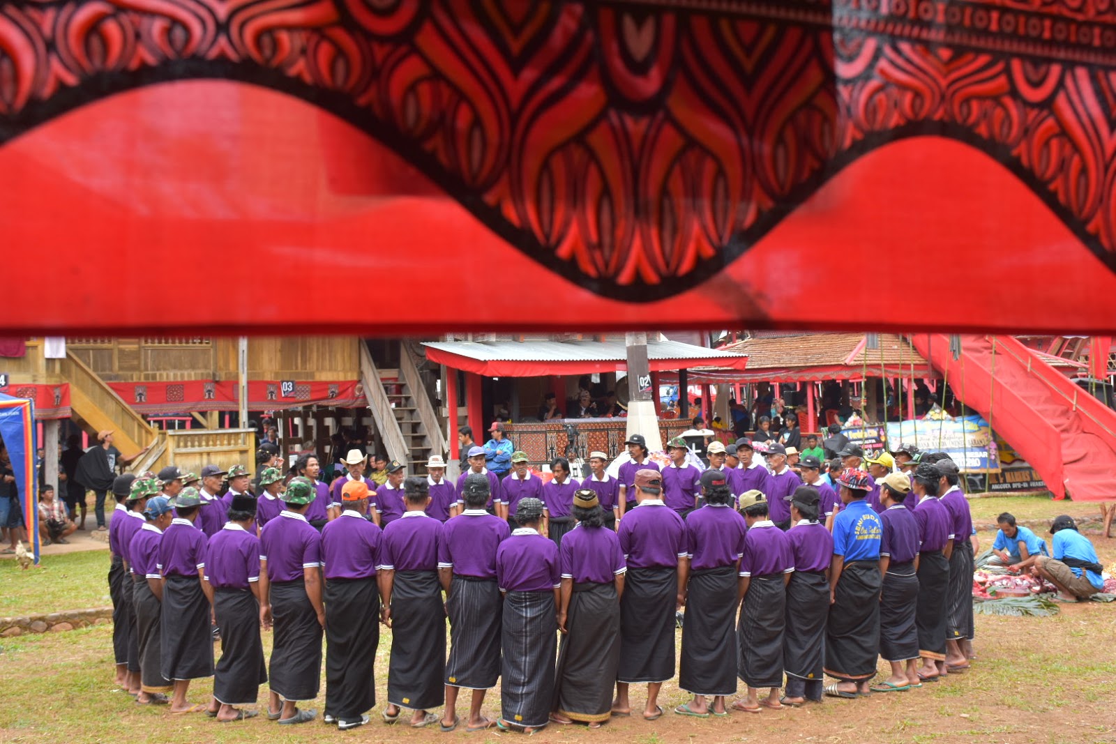 Begini Cara Masyarakat Suku Toraja Menyambut Tamu Pada Upacara Pemakaman Atau Rambu Solo Begini Cara Masyarakat Suku Toraja Menyambut Tamu Pada Upacara Pemakaman Atau Rambu Solo