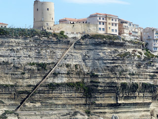 Les falaises de Bonifacio et l'escalier du roi d'Aragon Les falaises de Bonifacio et l'escalier du roi d'Aragon