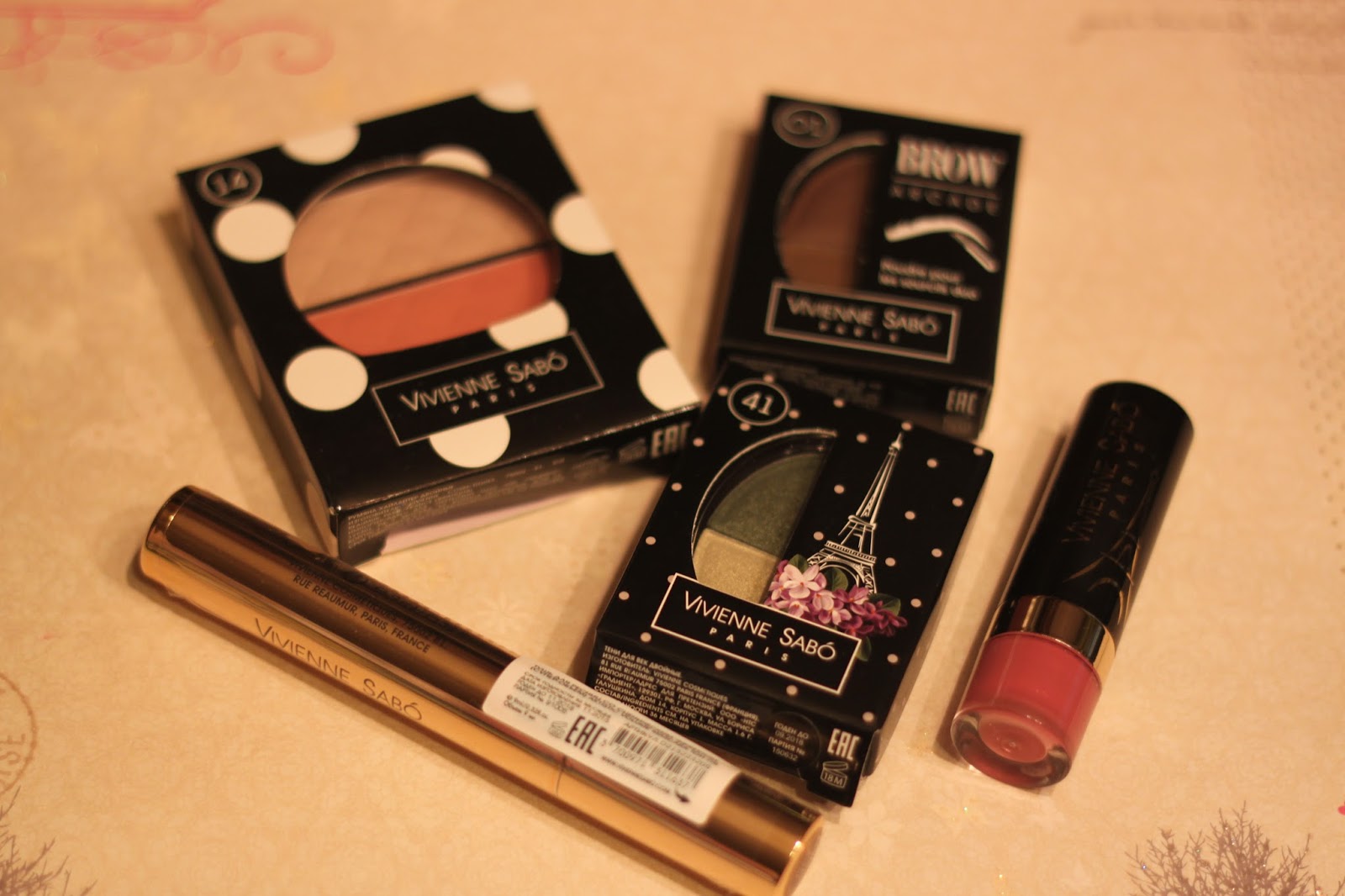 блеск от вивьен сабо. нюдовый карандаш для губ вивьен сабо. блеск для губ вивьен сабо. губная помада vivienne sabo merci, тон 14 красный. румяна вивьен сабо двойные 02.