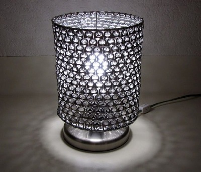 Lampu meja terbuat dari cincin-tarik kaleng minuman soda. Lampu meja terbuat dari cincin-tarik kaleng minuman soda.