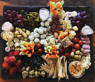 Tabla de quesos y verduras Marie Gourmet Cóctel a domicilio tabla de quesos cumpleaños evento banquetería