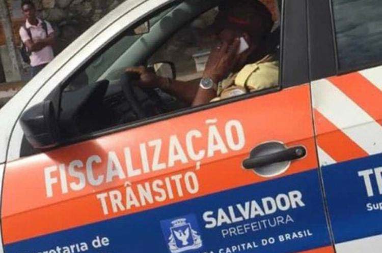 Agente da Transalvador é filmado falando ao celular enquanto dirige