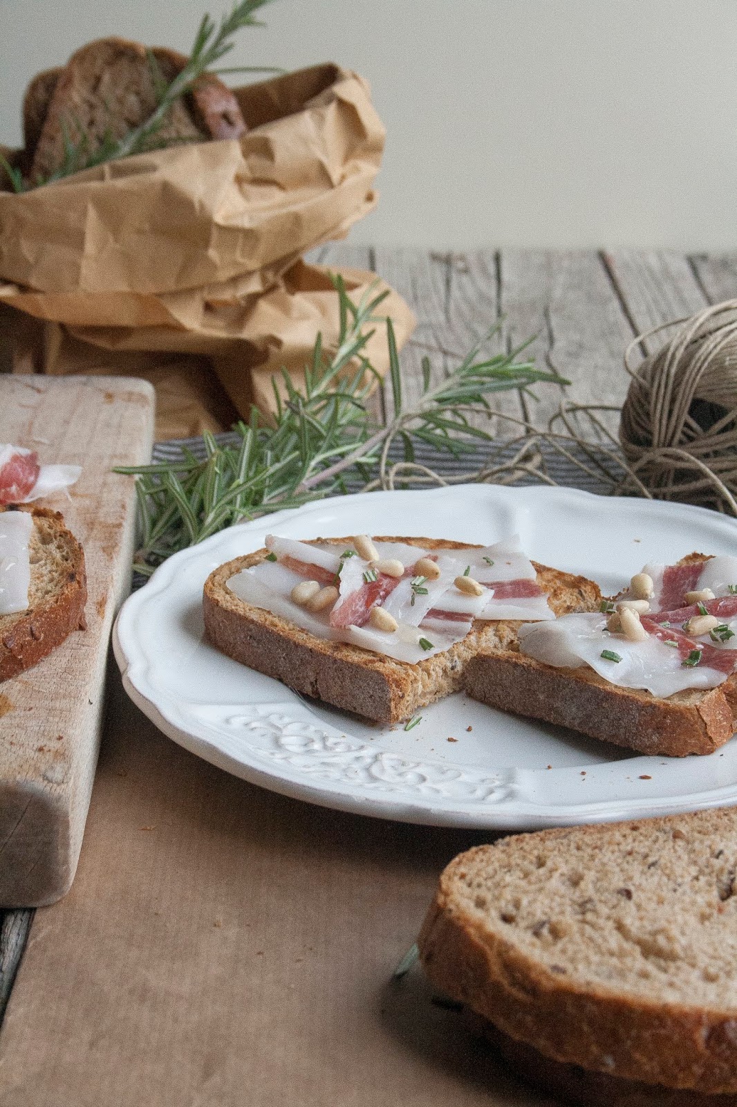 Crostini con lardo, pinoli e miele Breakfast at Tiffany's di Francesca Maria Battilana
