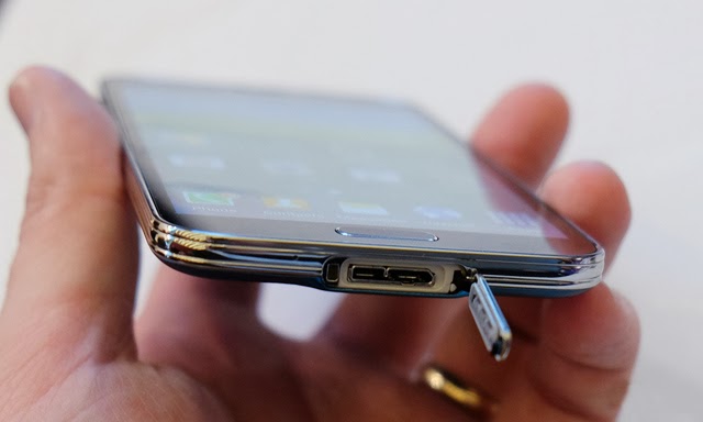 The MicroUSB port of Samsung Galaxy S5 has a water-resistant cover
