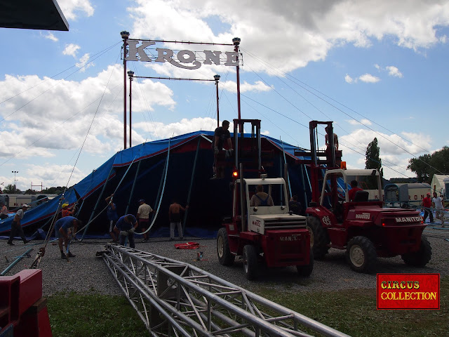 Les élévateurs du √ ont hisser le chapiteau du Circus Krone, 2012