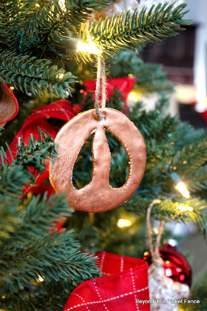 deer, ornament, woodland, Christmas, DIY, model magic, http://bec4-beyondthepicketfence.blogspot.com/2015/12/12-days-of-christmas-day-9-easy.html