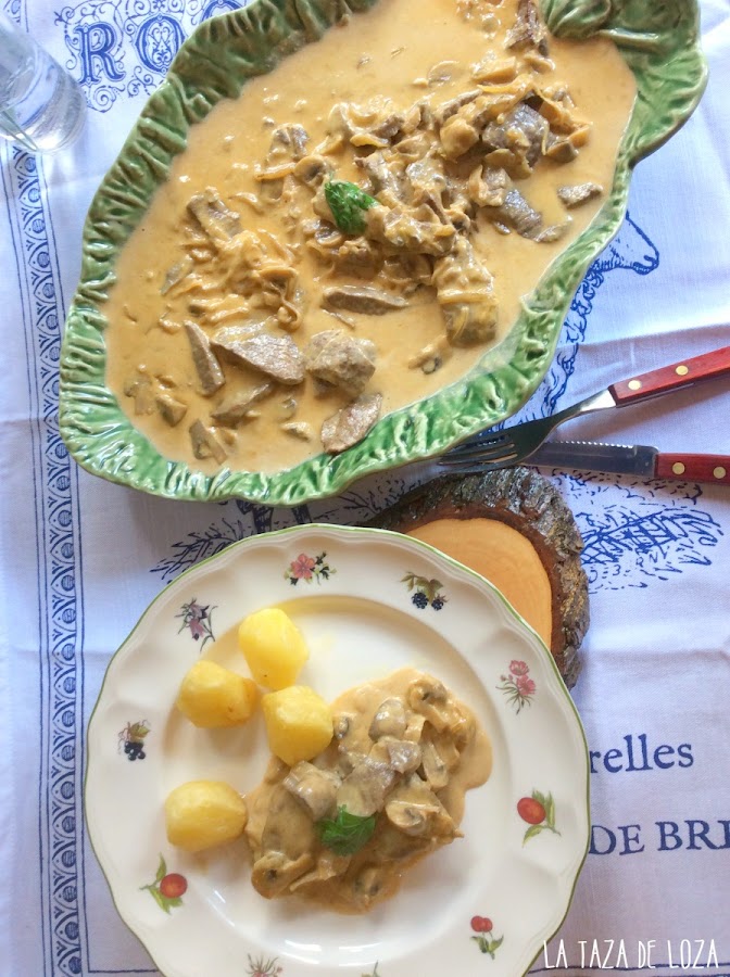 carne-de-ternera-con-salsa-de-champiñones-y-cebolla