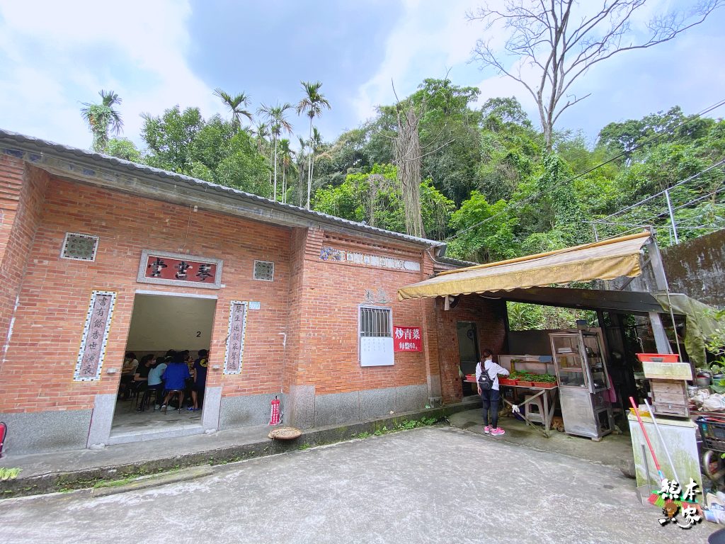 炒野菜秘境餐廳|三峽山上美食只賣星期天的插角里大豹溪隱藏版美食餐廳 沒店名的炒野菜秘境餐廳三峽山上美食只賣星期天的大豹溪旁隱藏版美食餐廳