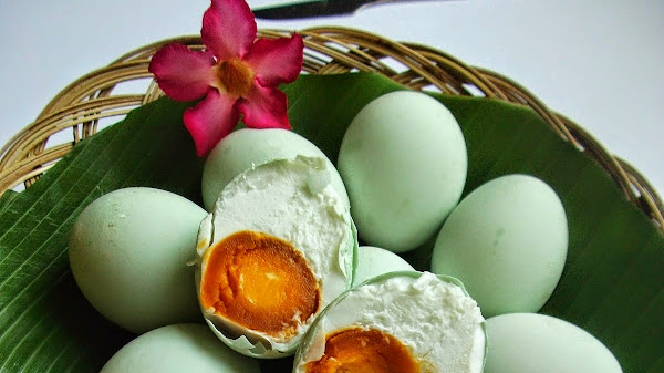 Telur Asin Berwarna Apa dan Artinya dalam Budaya Indonesia