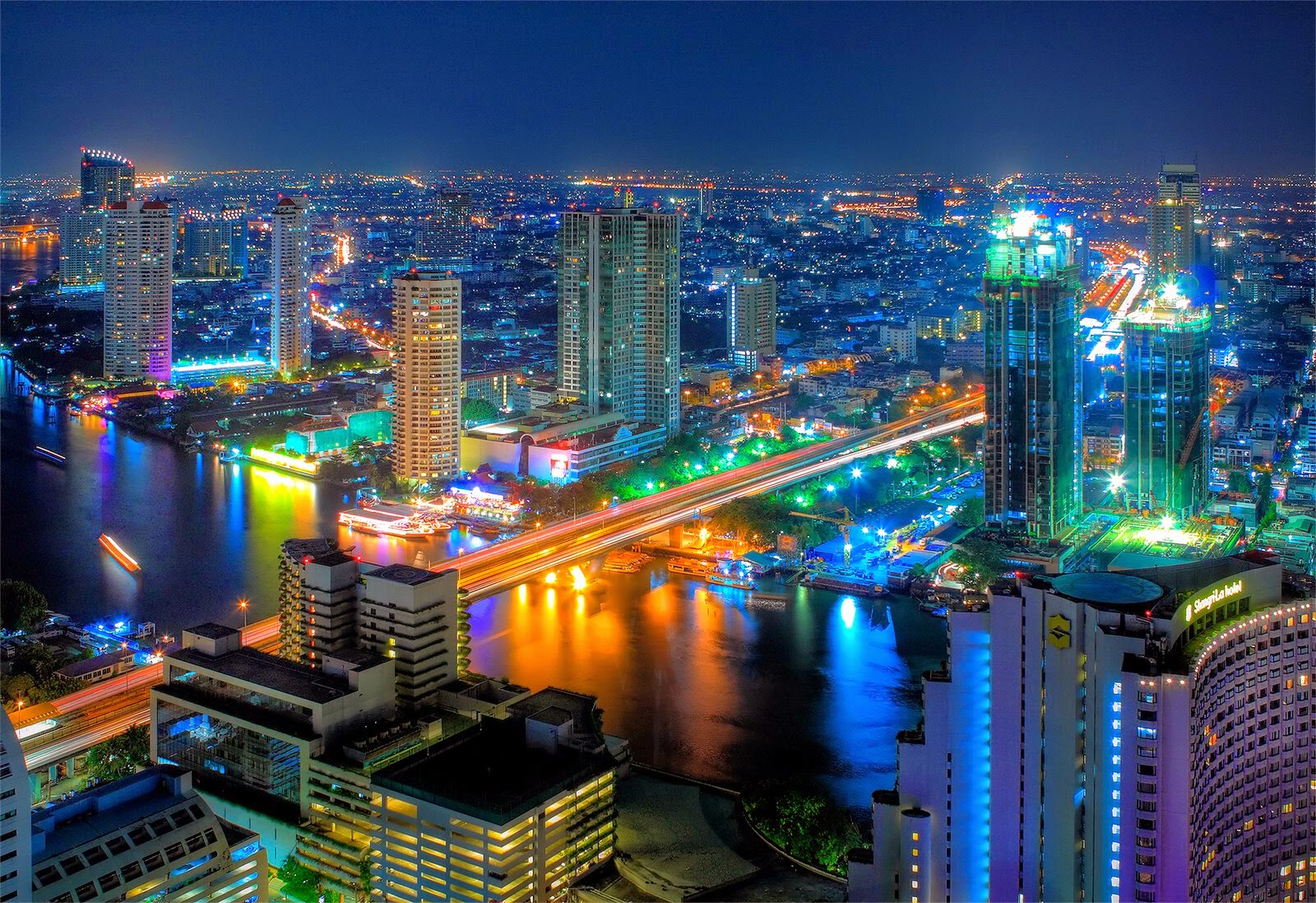 Bangkok (Thailand) bij avond Bangkok in Thailand in de avond