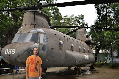 Helicóptero en los exteriores del Museo de Recuerdos de Guerra