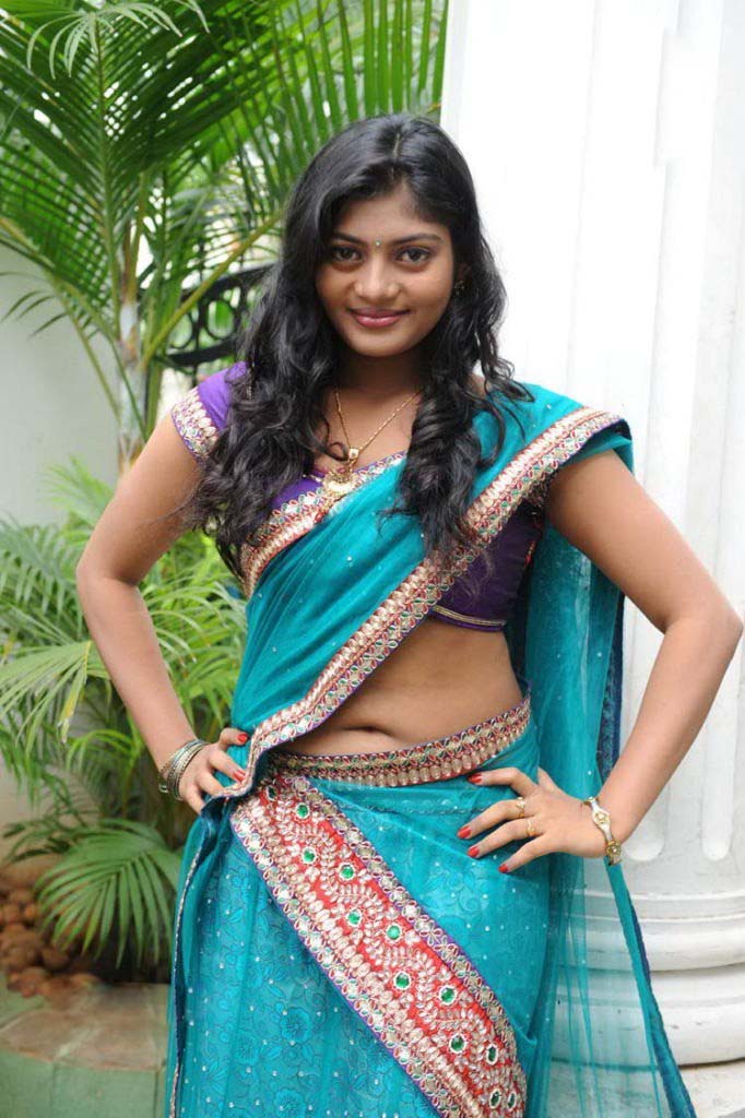 sowmya_hot_blue_saree_navel_pics_001.jpg