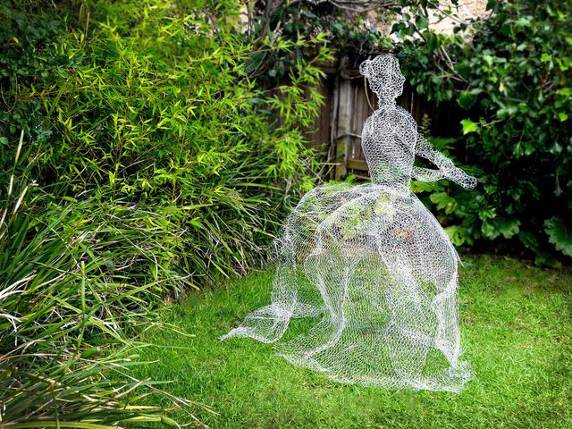 DIY Halloween wire ghost ideas 26 Best DIY Halloween Outdoor Decorations for 2018. DIY Halloween wire ghost ideas for spooky garden decoration. Haunted decoration ideas for Halloween. Halloween ghost decoration ideas for front porch. Halloween spooky decoration for front porch. Best ghost decoration ideas for Halloween. Halloween party decoration for outdoor. Holidays front porch decoration.
