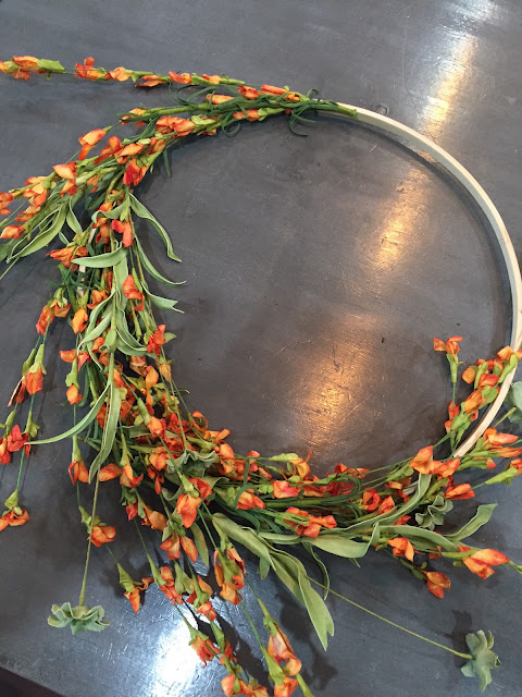 DIY Simple Spring Wreath by Chessa Moore for Love Your Life Friday at karenehman.com. Click here for tutorial with pictures. 