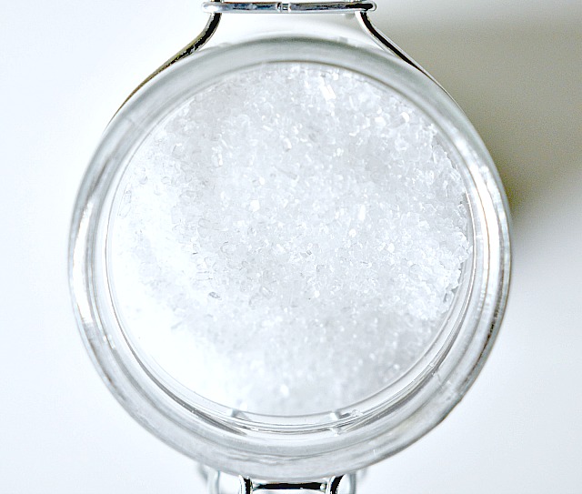 Looking for an easy laundry scent booster? These laundry scent crystals made from epsom salt and essential oils make your clothes smell great while softening your fabrics. Click here for the recipe or pin for later <3