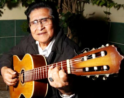 Luis Abanto Morales Foto de Luis Abanto Morales con su instrumento musical
