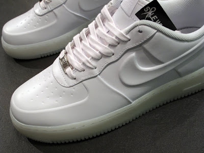 white nike bottoms
