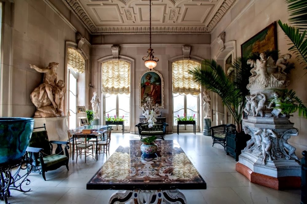 loveisspeed....... The Elms is a large mansion, or "summer cottage", located at 367 Bellevue