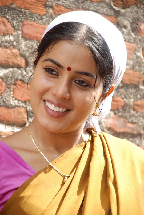 poorna in half saree actress pics