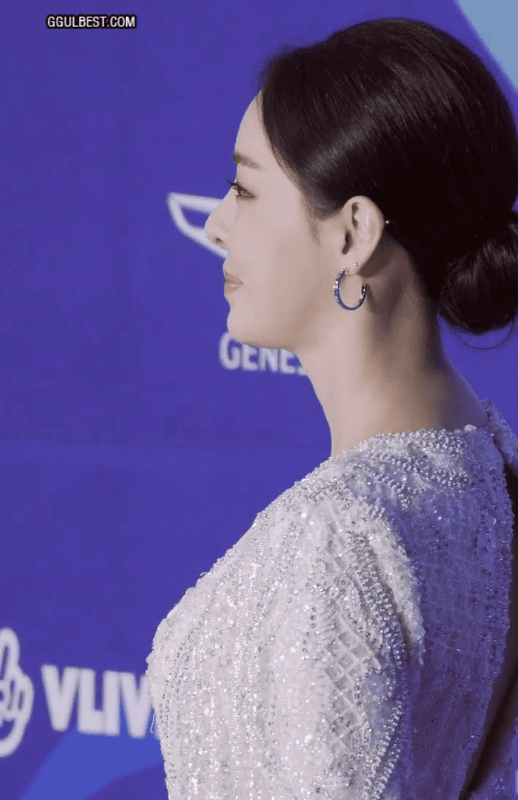 이다희 레드카펫 V넥