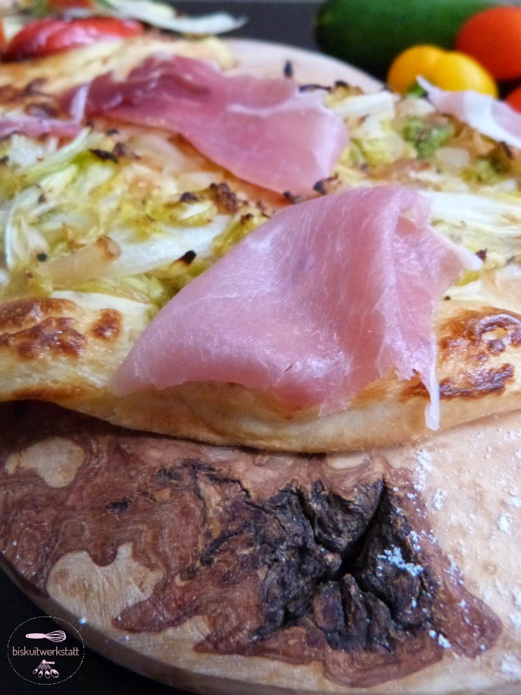 Knusprige Flammekuchen mit Chinakohl und luftgetrocknetem Schinken und ...