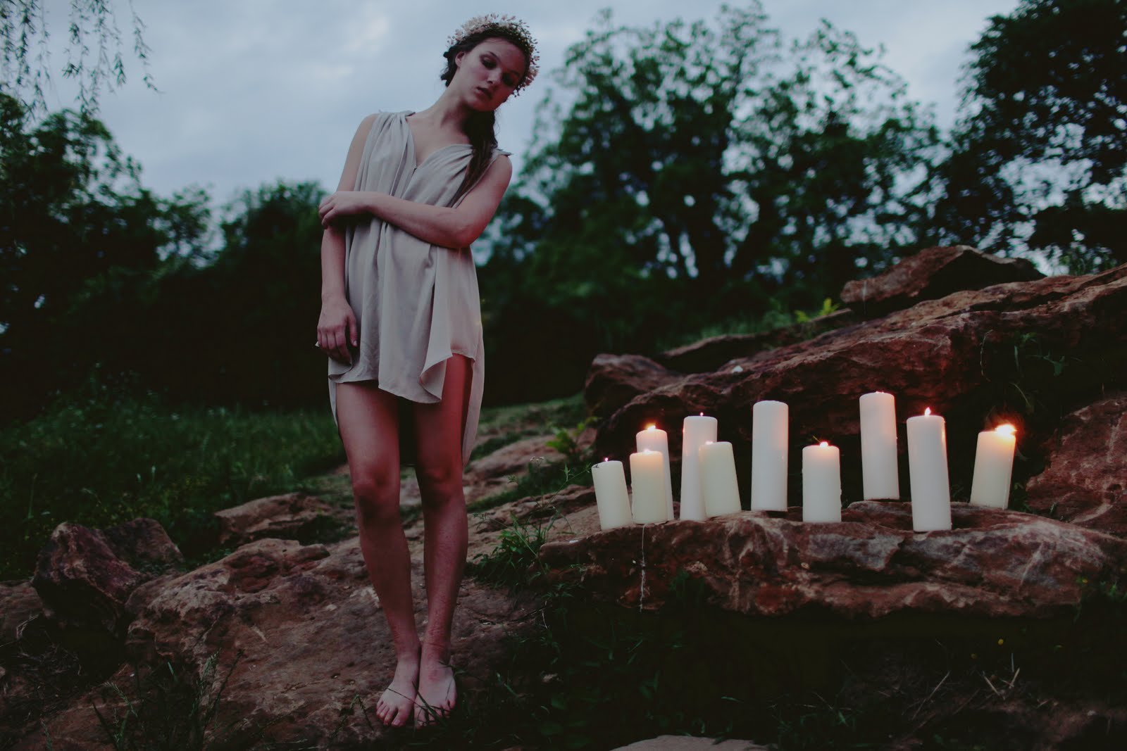 алиса пермякова ростов на дону. Anna he. марина голова фотограф. Photoshoot cemetery. девушка лежит в цветах.